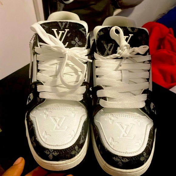 Louis Vuitton - Picture 1 of 5